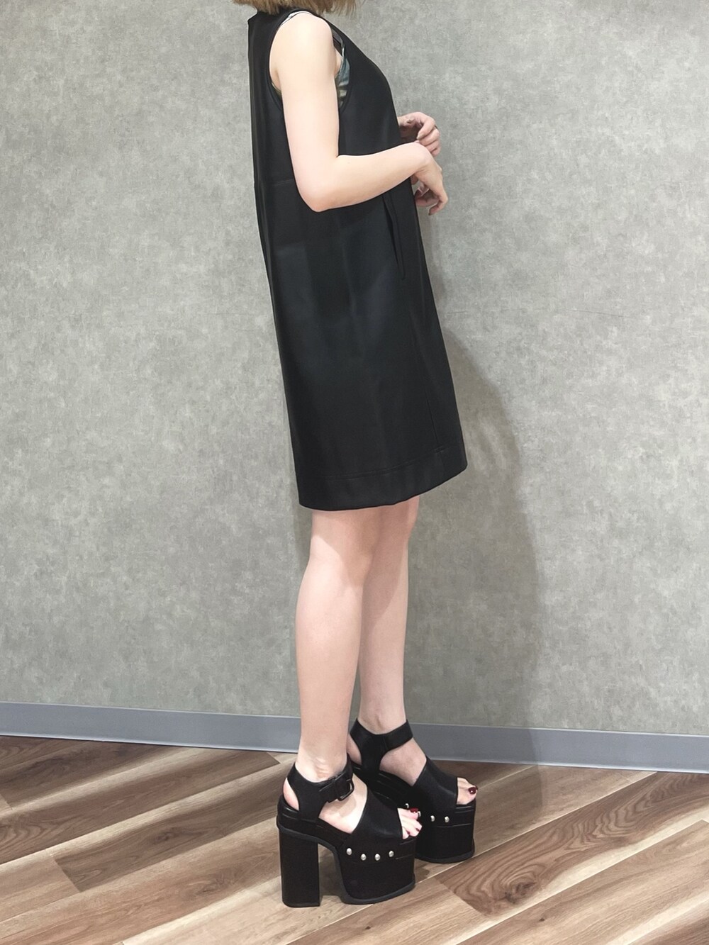 ホワイト系のワンピース、その他のタンクトップ、ホワイト系のハンドバッグを着用したレディースの夏コーディネートの2枚目の写真