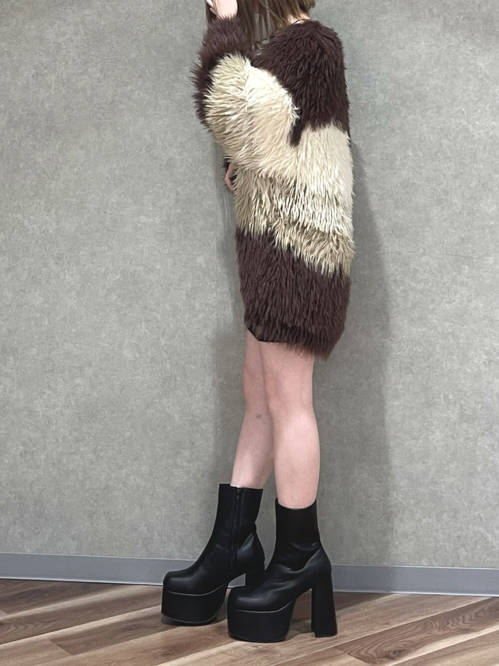 ベージュ系のワンピース、その他のカーディガン/ボレロ、ブラック系のブーツを着用したレディースの秋コーディネートの4枚目の写真