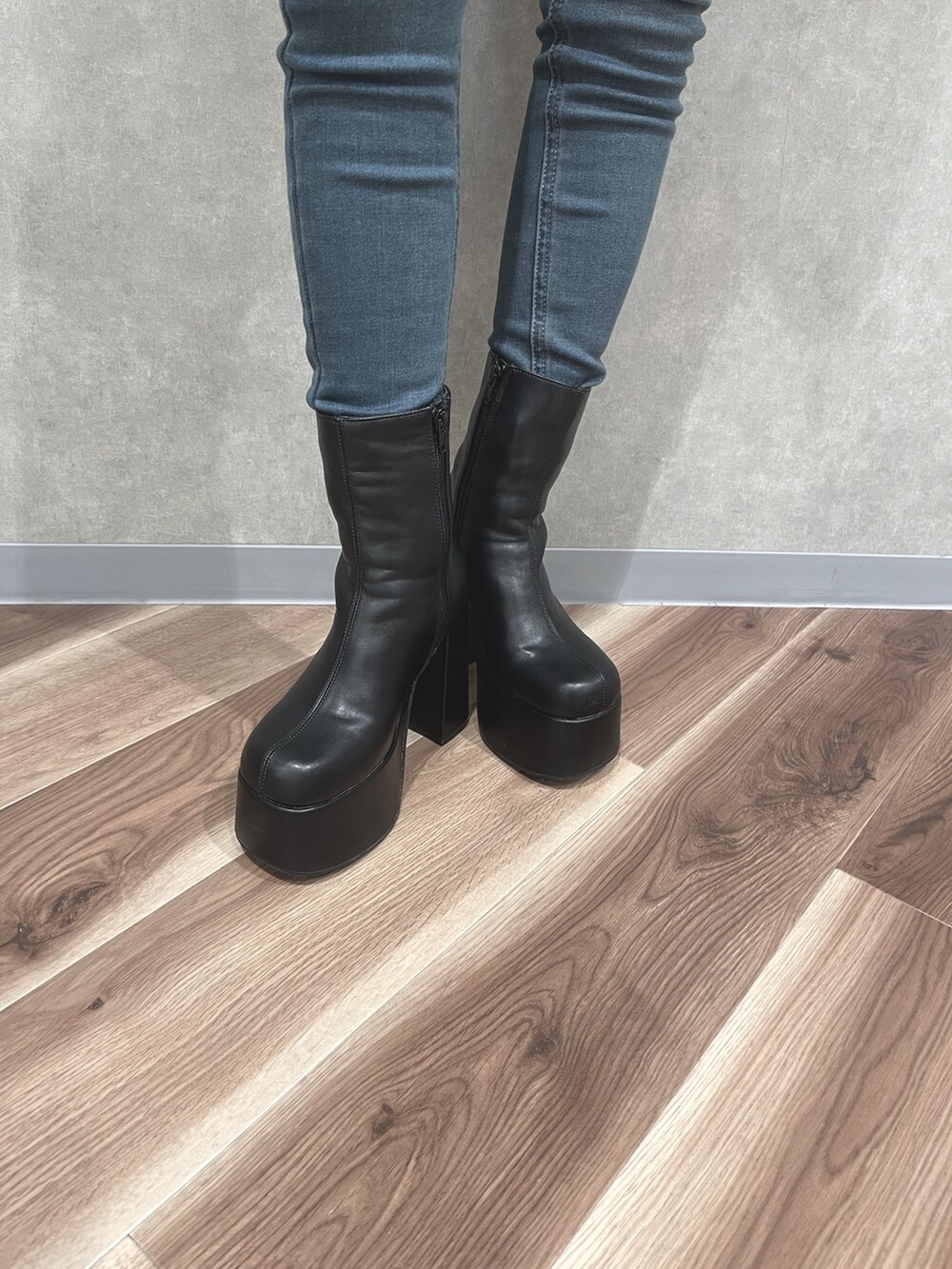 その他のニット/セーター、グリーン系のハンドバッグ、ブルー系のデニムパンツを着用したレディースの秋コーディネートの6枚目の写真