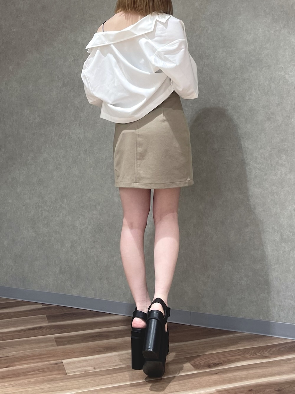 ホワイト系のシャツ/ブラウス、ホワイト系のキャミソール、ベージュ系のスカートを着用したレディースの夏コーディネートの3枚目の写真