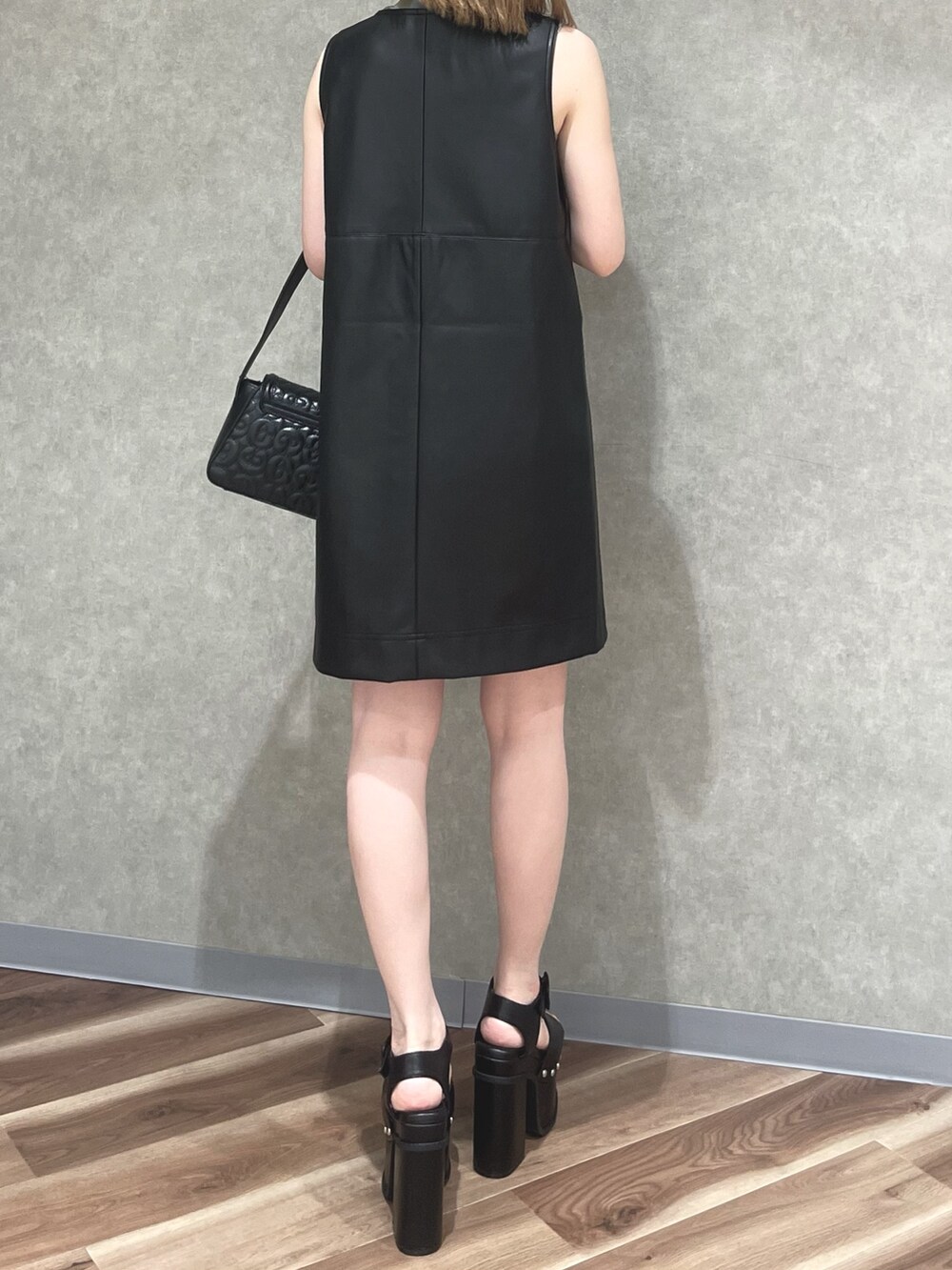 ホワイト系のワンピース、その他のタンクトップ、ホワイト系のハンドバッグを着用したレディースの夏コーディネートの3枚目の写真