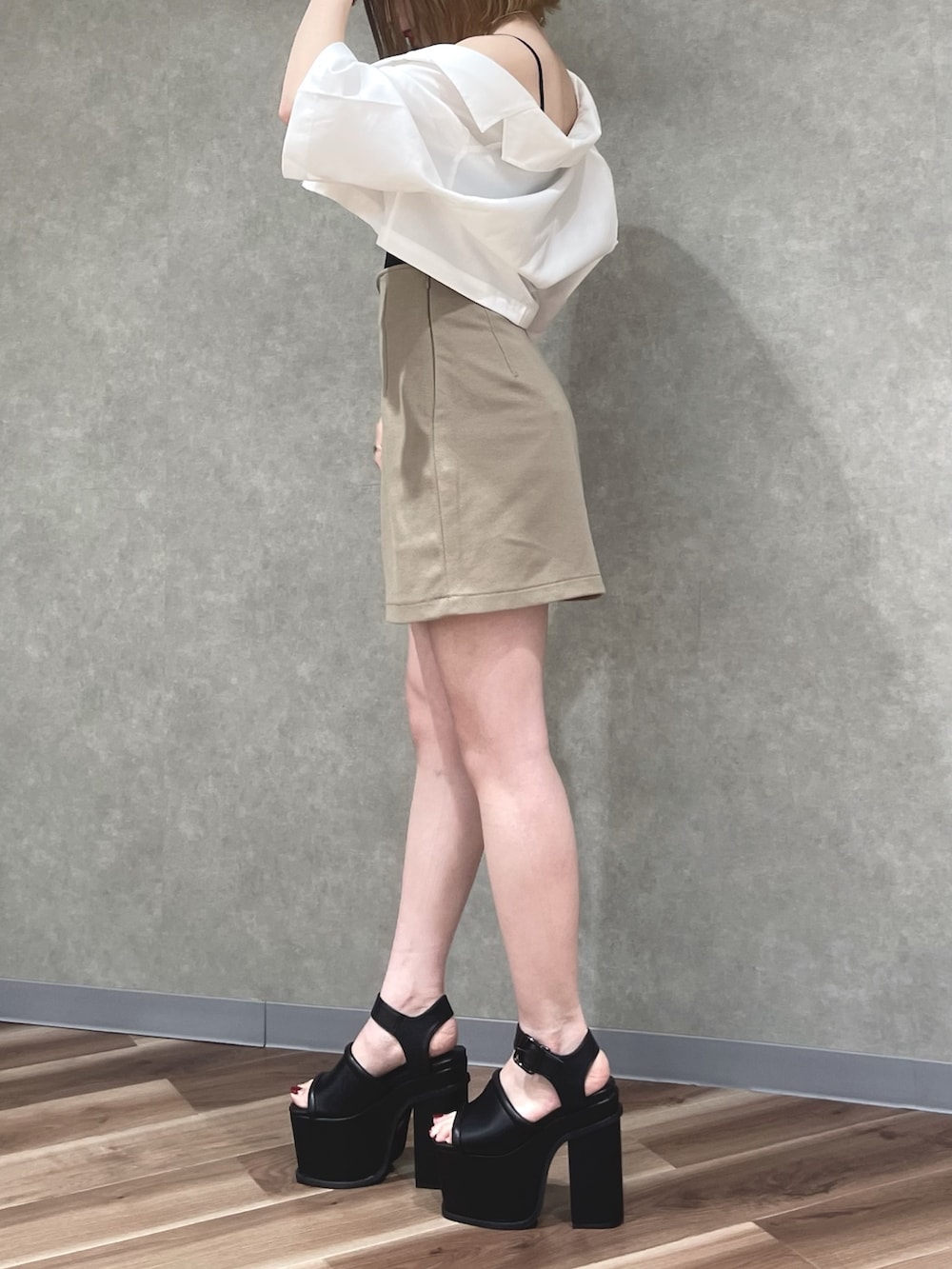 ホワイト系のシャツ/ブラウス、ホワイト系のキャミソール、ベージュ系のスカートを着用したレディースの夏コーディネートの2枚目の写真