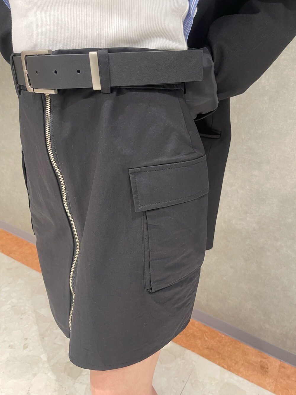 ブラック系のテーラードジャケット、その他のシャツ/ブラウス、ブラック系のスカートを着用したレディースの春コーディネートの6枚目の写真