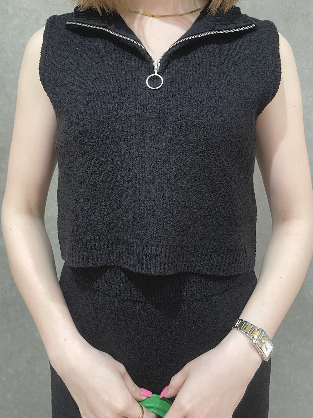 ブラック系のタンクトップ、ブラック系のスカート、グリーン系のハンドバッグを着用したレディースの夏コーディネートの4枚目の写真