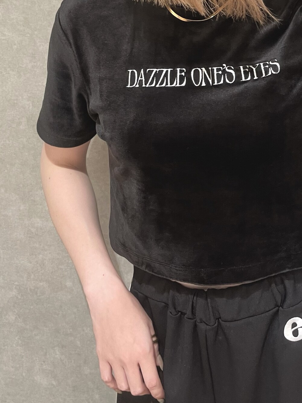 オレンジ系のTシャツ/カットソー、ブラック系のその他パンツ、グレー系のサンダルを着用したレディースの夏コーディネートの5枚目の写真