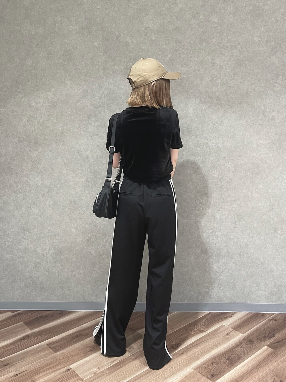 オレンジ系のTシャツ/カットソー、ブラック系のその他パンツ、グレー系のサンダルを着用したレディースの夏コーディネートの3枚目の写真