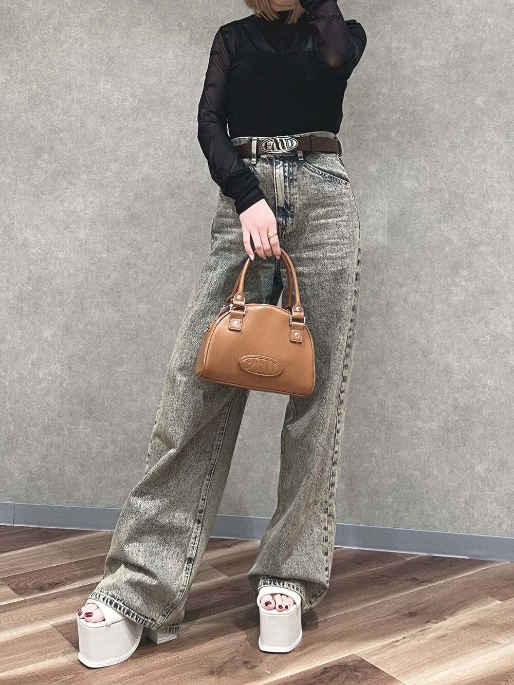 ベージュ系のその他トップス、ベージュ系のデニムパンツ、ブラウン系のハンドバッグを着用したレディースの春コーディネートの5枚目の写真