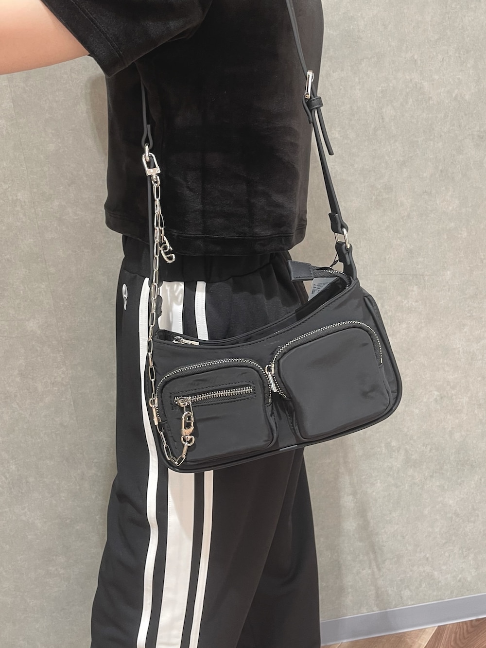 オレンジ系のTシャツ/カットソー、ブラック系のその他パンツ、グレー系のサンダルを着用したレディースの夏コーディネートの9枚目の写真