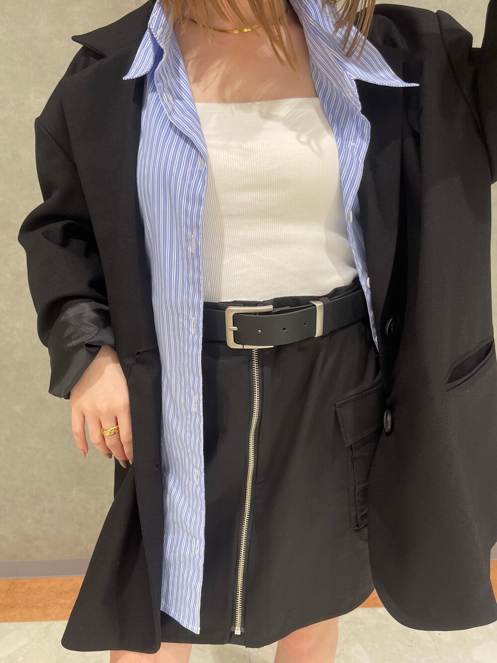 ブラック系のテーラードジャケット、その他のシャツ/ブラウス、ブラック系のスカートを着用したレディースの春コーディネートの2枚目の写真