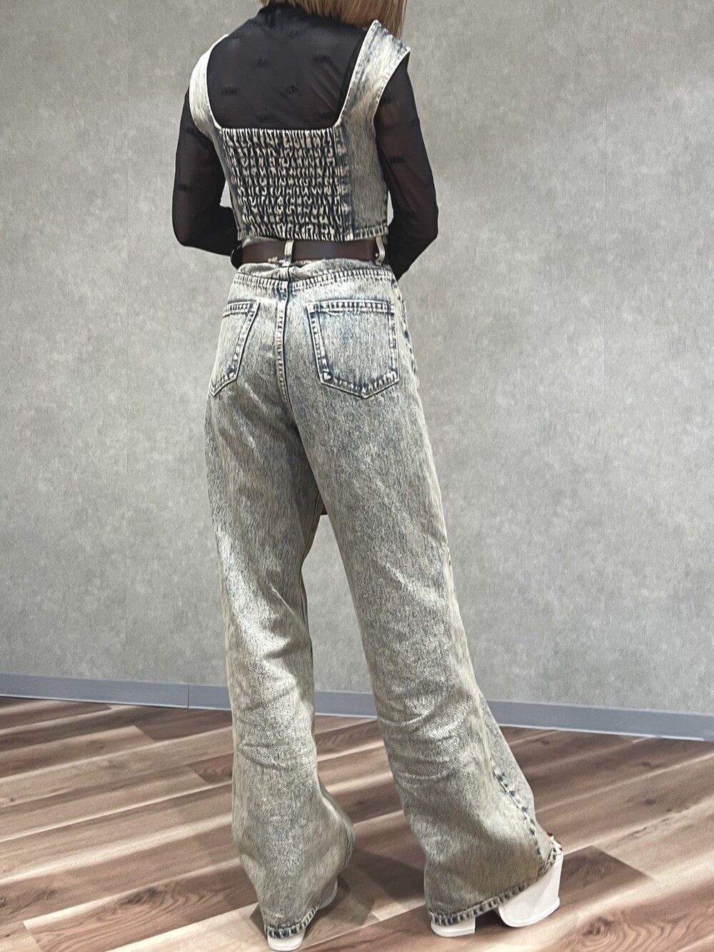 ベージュ系のその他トップス、ベージュ系のデニムパンツ、ブラウン系のハンドバッグを着用したレディースの春コーディネートの3枚目の写真