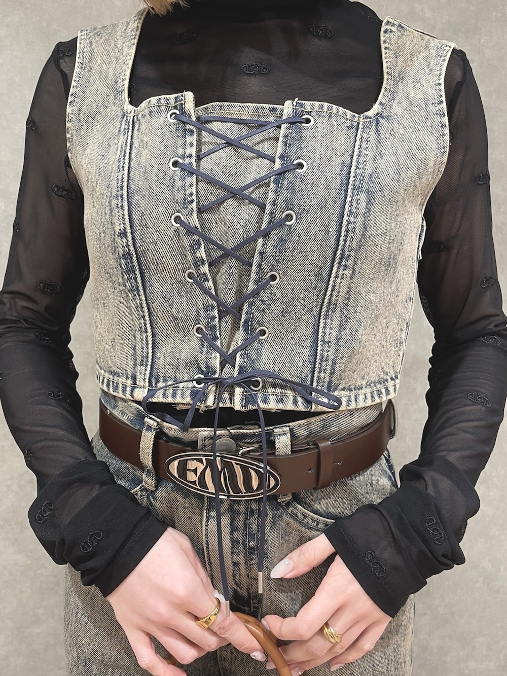 ベージュ系のその他トップス、ベージュ系のデニムパンツ、ブラウン系のハンドバッグを着用したレディースの春コーディネートの4枚目の写真