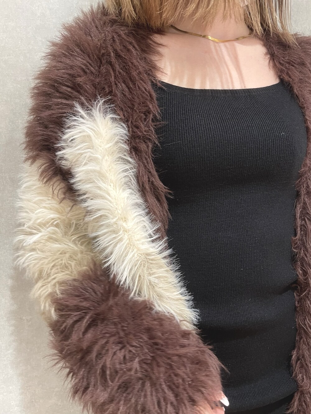 ベージュ系のワンピース、その他のカーディガン/ボレロ、ブラック系のブーツを着用したレディースの秋コーディネートの5枚目の写真