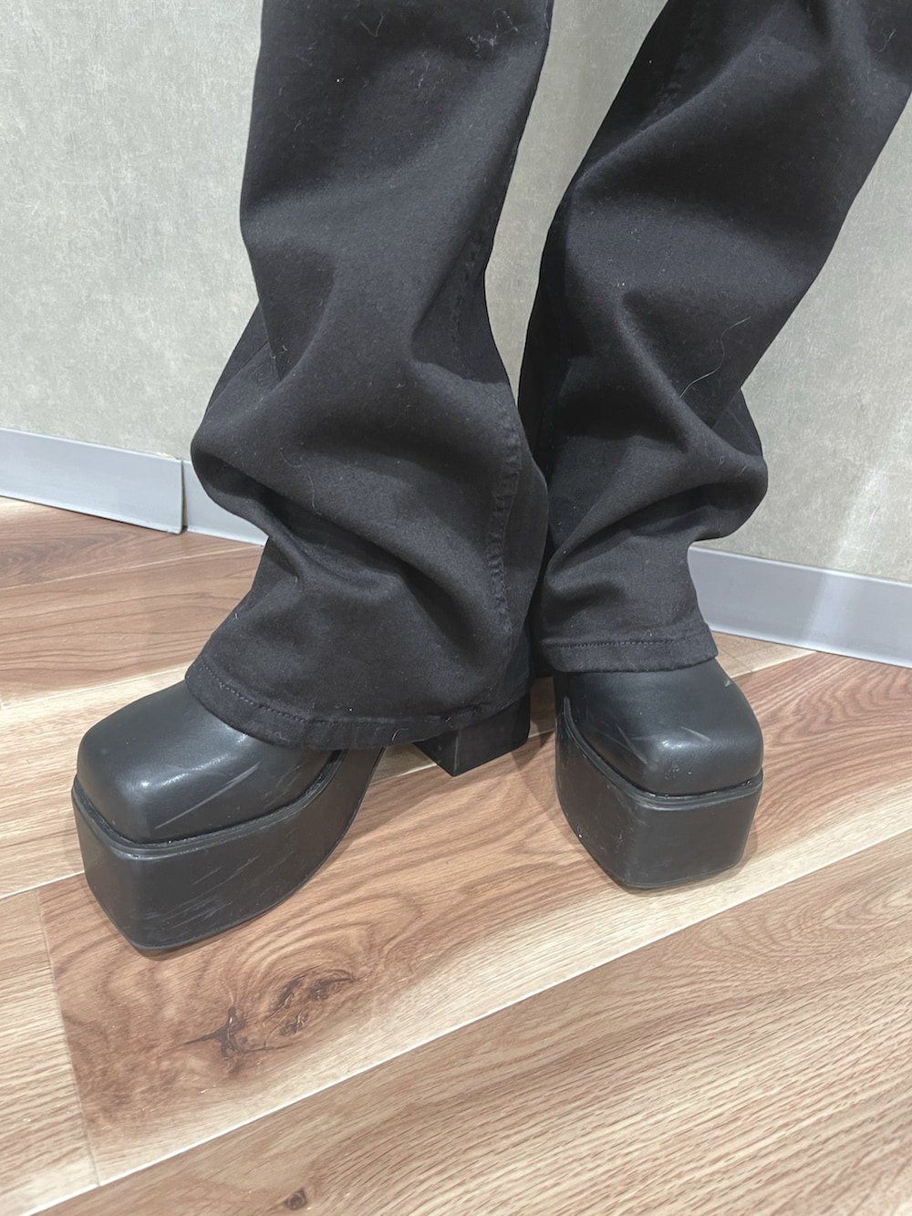 ブラウン系のその他アウター、ホワイト系のニット/セーター、ブラック系のデニムパンツを着用したレディースの冬コーディネートの4枚目の写真