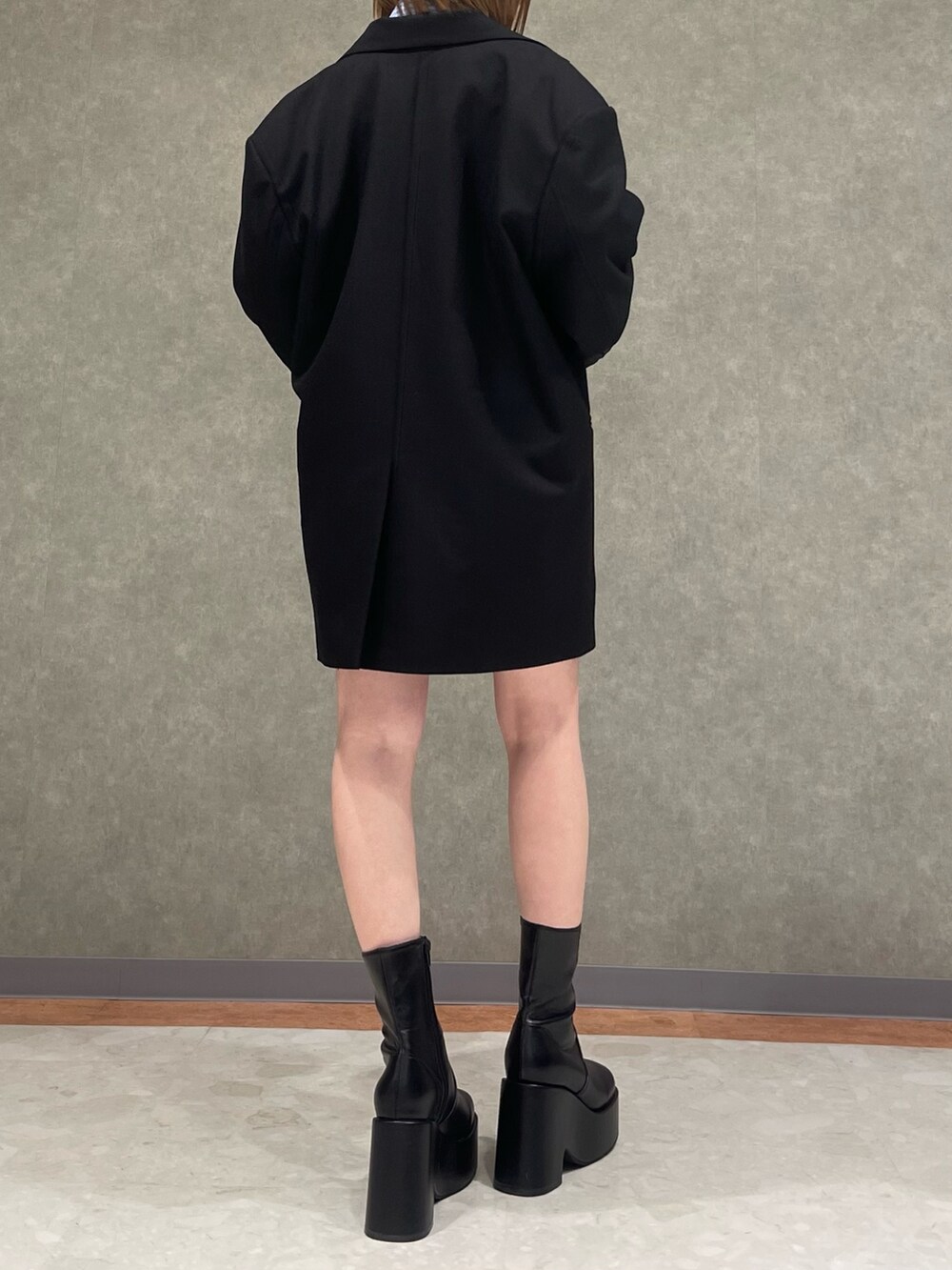 ブラック系のテーラードジャケット、その他のシャツ/ブラウス、ブラック系のスカートを着用したレディースの春コーディネートの4枚目の写真