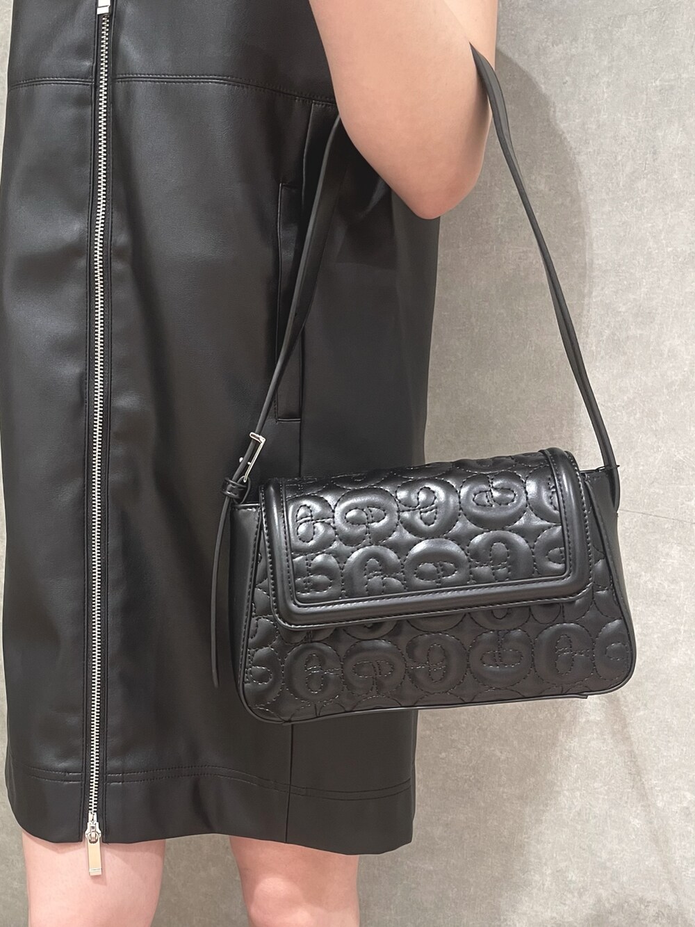 ホワイト系のワンピース、その他のタンクトップ、ホワイト系のハンドバッグを着用したレディースの夏コーディネートの4枚目の写真