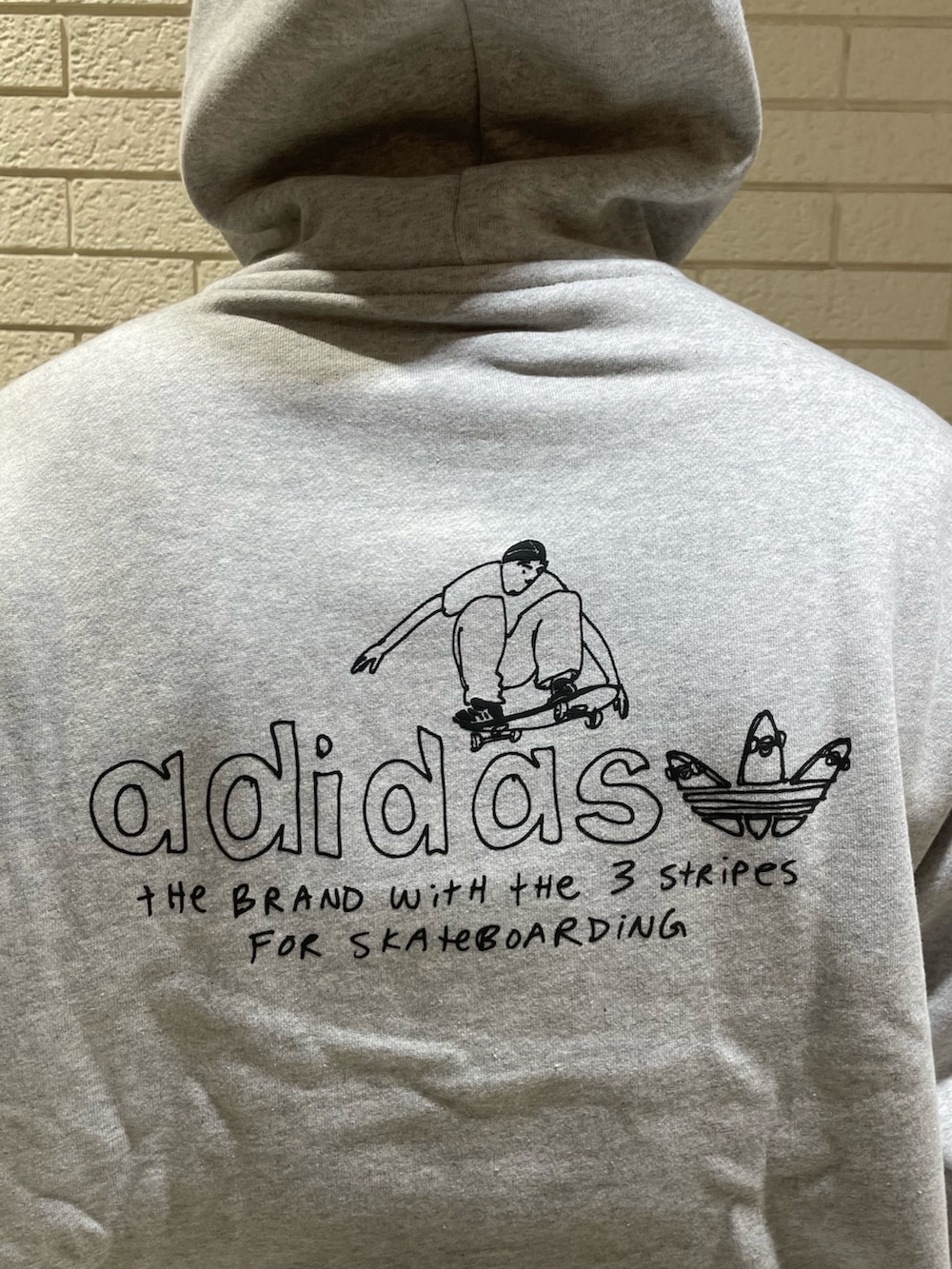 グレー系のスウェット、ブルー系のTシャツ/カットソー、ブラック系のスニーカーを着用したメンズの春コーディネートの7枚目の写真
