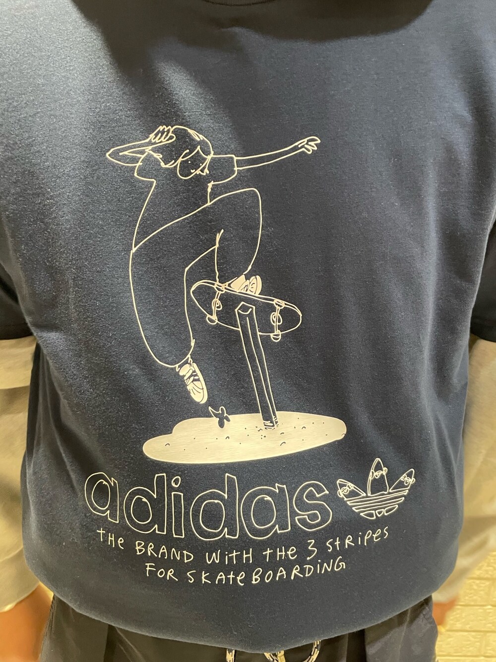 グレー系のスウェット、ブルー系のTシャツ/カットソー、ブラック系のスニーカーを着用したメンズの春コーディネートの5枚目の写真