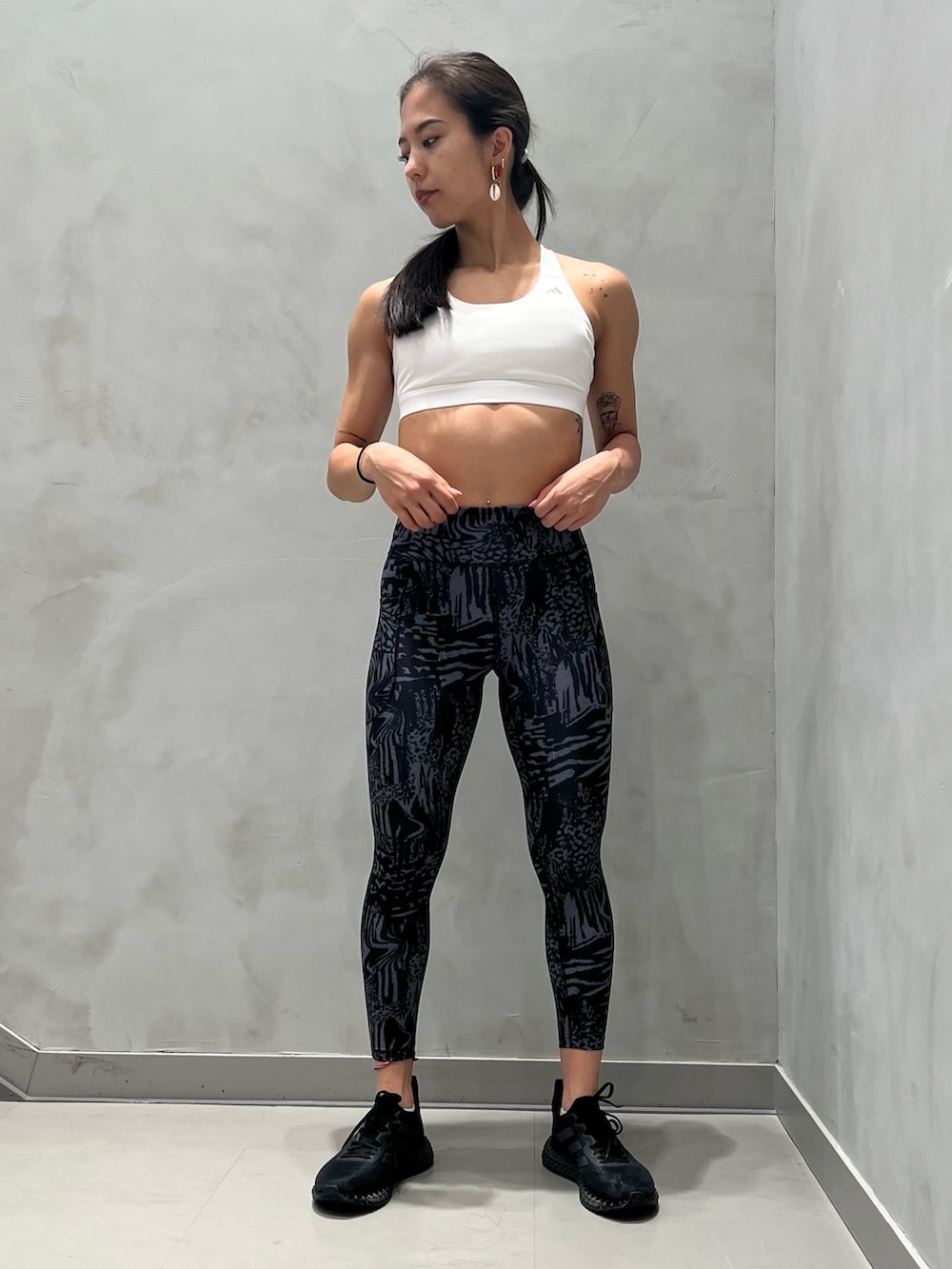 「adidas、アディダス、ランニング、ランニングシューズ、アディダスコーデ、スポーツブラ、ジム・トレーニング、ブラ＆レギンス、4DFWD」｜「adidasのUltimateadidasラン ミディアムサポートブラ（アンダーウェア、ホワイト系）」を使った、NSさん（レディース・165cm）の夏コーディネートの4枚目の写真