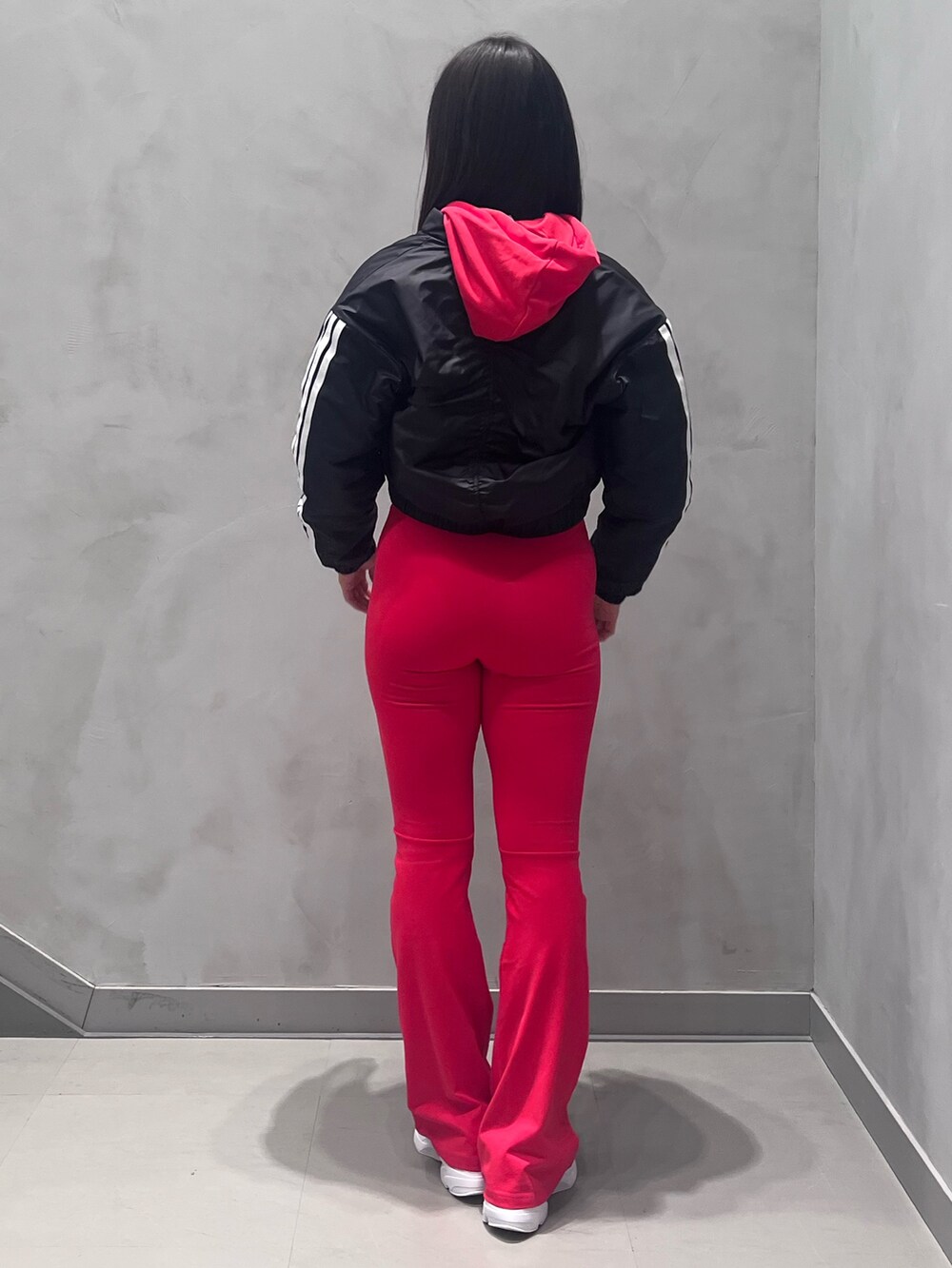 ホワイト系のスニーカー、レッド系のパーカーを着用したレディースの冬コーディネートの4枚目の写真