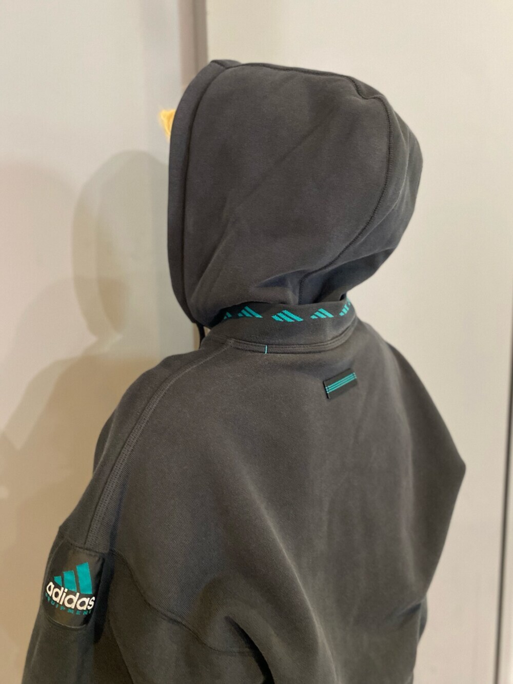 momokaさんの「EQT フリース フルジップパーカー（adidas）」を使ったコーディネートの3枚目の写真