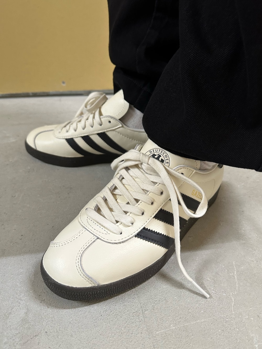 「スニーカー、デニム、セットアップ、adidas、トラックパンツ、adidas originals、クロップドトップス、トラックトップ、ガゼル、ファイヤーバード」｜「adidasのプレミアムデニム ファイヤーバード トラックトップ（デニムジャケット、ブラック系）」を使った、TFさん（レディース・156cm）の冬コーディネートの5枚目の写真