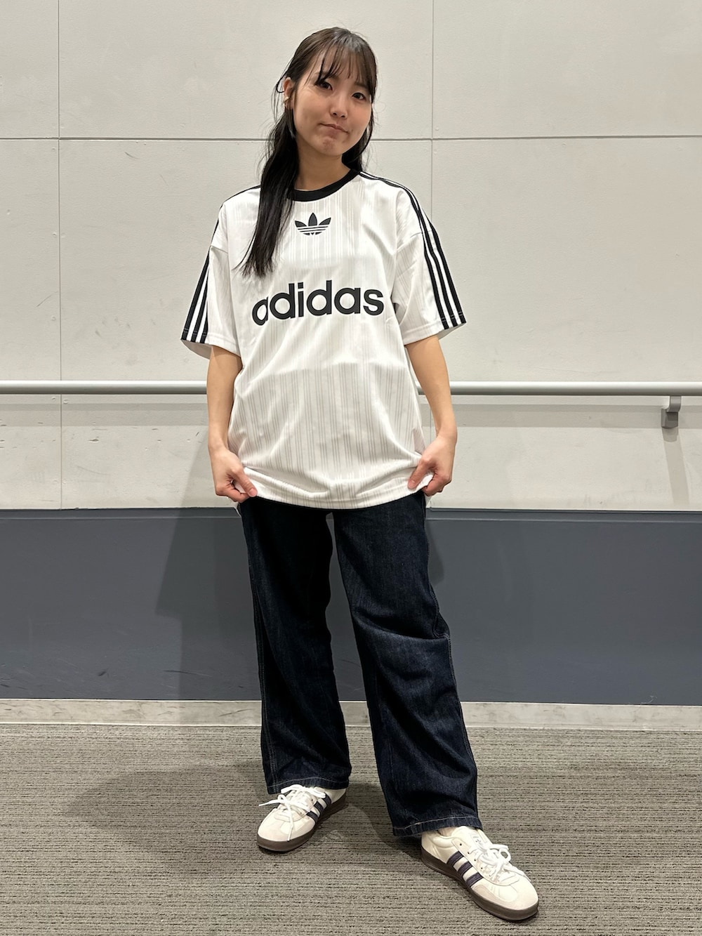 「スニーカー、Tシャツ、adidas、アディダス、adidas originals、アディダスオリジナルス、半袖Ｔシャツ、アディカラー、ガゼル」｜「adidasのアディカラー 半袖Tシャツ / アディダスオリジナルス adidas Originals（Tシャツ/カットソー、ホワイト系）」を使った、TFさん（レディース・156cm）の春コーディネートの3枚目の写真