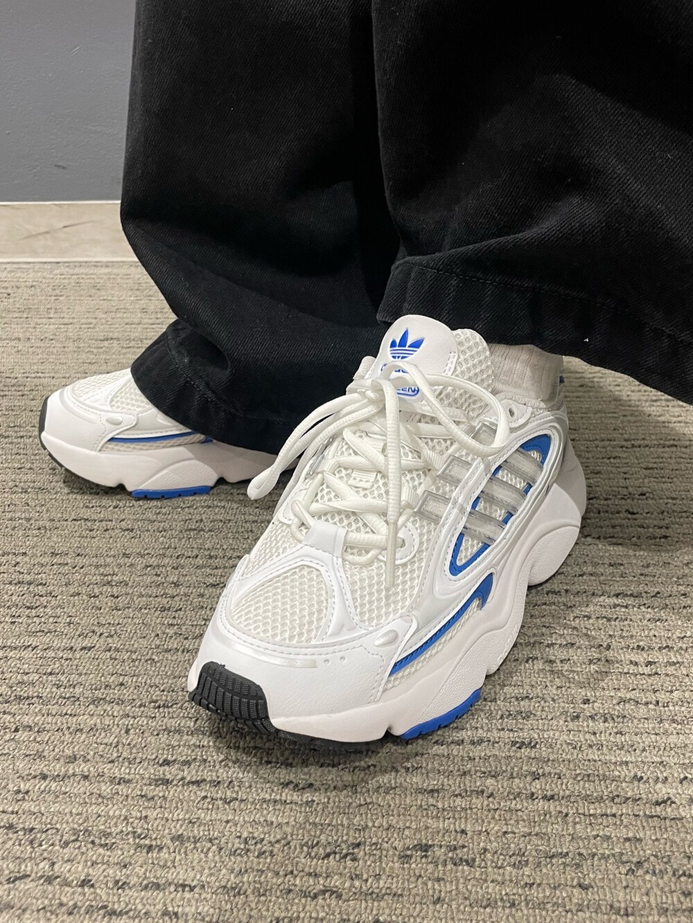 「スニーカー、adidas、デニムパンツ、厚底シューズ、adidas originals、アノラック、アノラックパーカー、ハーフジップ、クセニア・シュナイダー、オズミレン」｜「adidasのアノラック / ANORAK / アディダスオリジナルス adidas Originals（ナイロンジャケット、ホワイト系）」を使った、TFさん（レディース・156cm）の冬コーディネートの2枚目の写真