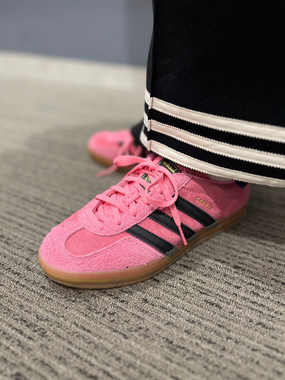 「ニット、adidas、ジャージ、アディダス、ワイドパンツ、トラックパンツ、adidas originals、ハーフジップ、アディカラー」｜「adidasのアディカラー Neuclassics トラックパンツ（ジャージ） / アディダスオリジナルス adidas Originals（スウェットパンツ、ブラック系）」を使った、TFさん（レディース・156cm）の秋コーディネートの4枚目の写真