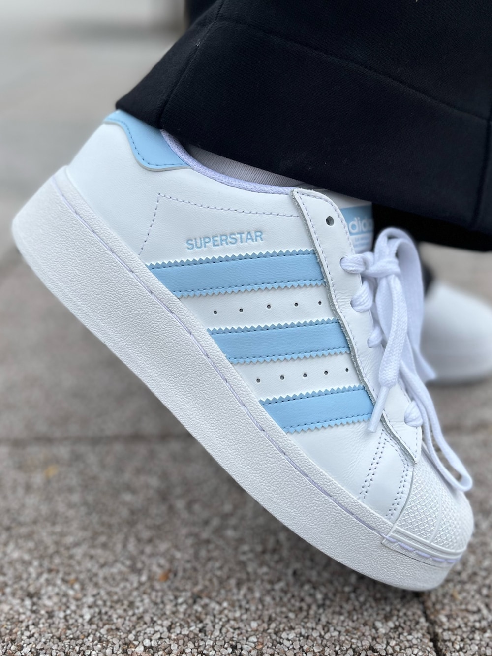 「スニーカー、セットアップ、スタッフコーデ、adidas、ジャージ、アディダス、厚底シューズ、adidas originals、アディダスオリジナルス、アディダスコーデ」｜「adidasのアディカラー Neuclassics トラックパンツ（ジャージ） / アディダスオリジナルス adidas Originals（スウェットパンツ、ブラック系）」を使った、TFさん（レディース・156cm）の夏コーディネートの4枚目の写真