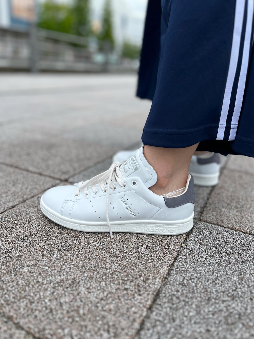「スニーカー、スカート、スタッフコーデ、Tシャツ、adidas、スポーツミックス、休日スタイル、adidas originals、トラックジャケット、アディダスコーデ」｜「adidasのSST スカート / アディダスオリジナルス adidas Originals / アディダスオリジナルス adidas Originals（スカート、ブルー系）」を使った、TFさん（レディース・156cm）の夏コーディネートの4枚目の写真