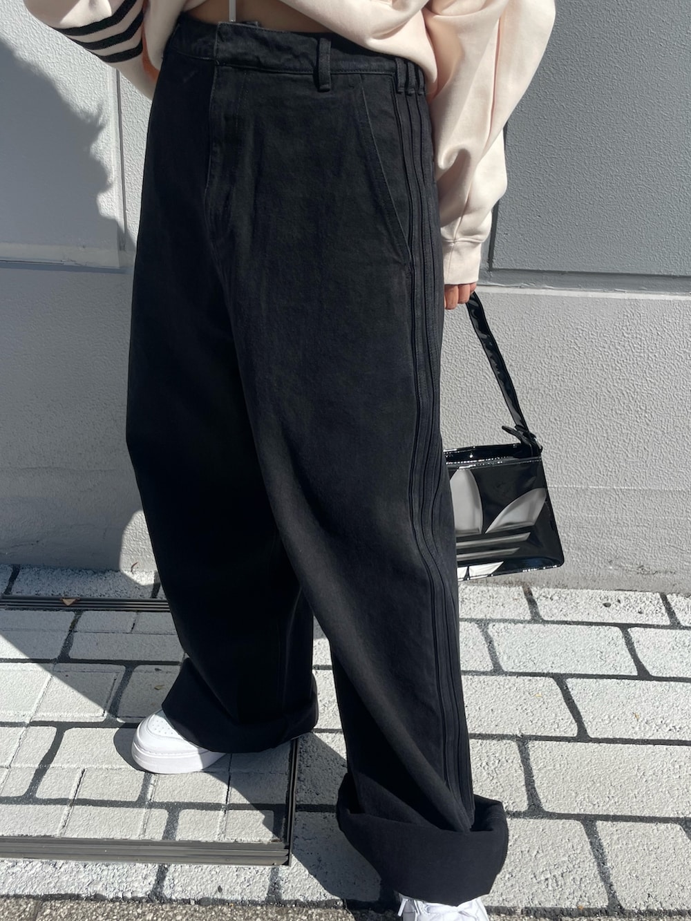 「ショルダーバッグ、adidas、アディダス、デニムパンツ、adidas originals、トラックジャケット、アディダスオリジナルス、アディカラー、クセニア・シュナイダー」｜「adidasのadidas Originals × KSENIASCHNAIDER スリーストライプス ジーンズ / アディダスオリジナルス adidas Originals（デニムパンツ、ブラック系）」を使った、TFさん（レディース・156cm）の秋コーディネートの4枚目の写真
