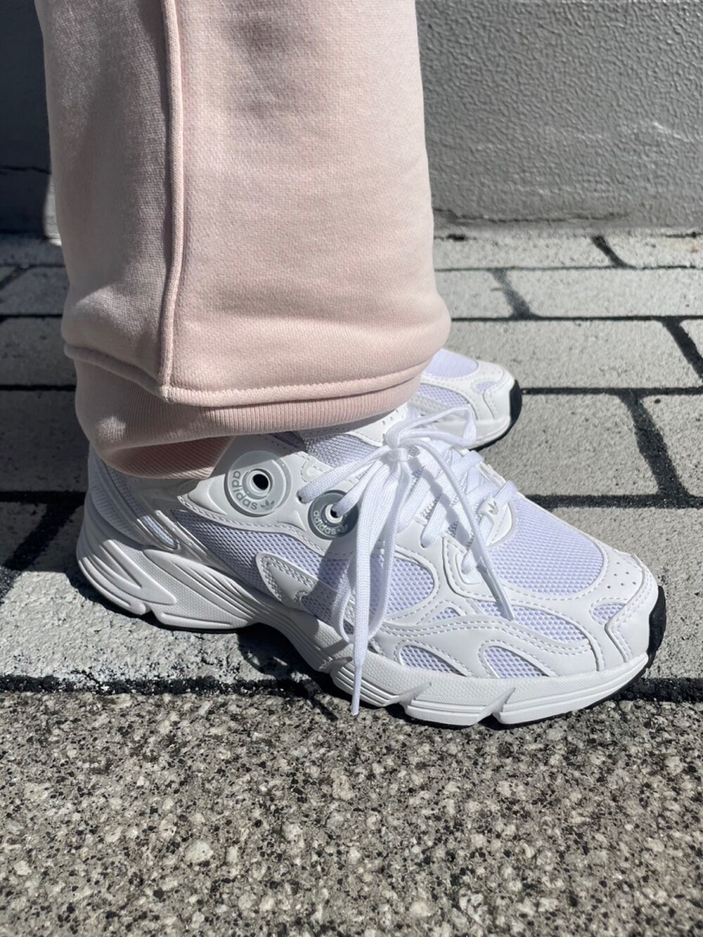 「スニーカー、セットアップ、ピンク、adidas、ジャージ、adidas originals、ASTIR、アディダス オリジナルス × ハローキティ、アスター」｜「adidasのアディダス オリジナルス × ハローキティ パーカー / アディダスオリジナルス adidas Originals（パーカー、ピンク系）」を使った、TFさん（レディース・156cm）の秋コーディネートの5枚目の写真