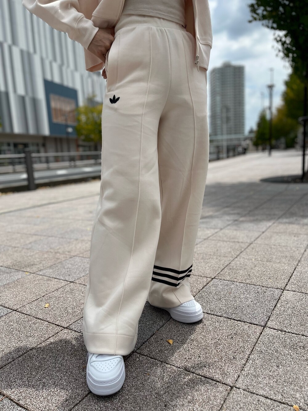 「スニーカー、ワントーンコーデ、adidas、アディダス、スポーツミックス、厚底シューズ、adidas originals、アディダスオリジナルス、淡色コーデ、フォーラム」｜「adidasのアディカラー Neuclassics トラックジャケット（ジャージ） / アディダスオリジナルス adidas Originals（ジャージ、ホワイト系）」を使った、TFさん（レディース・156cm）の夏コーディネートの4枚目の写真
