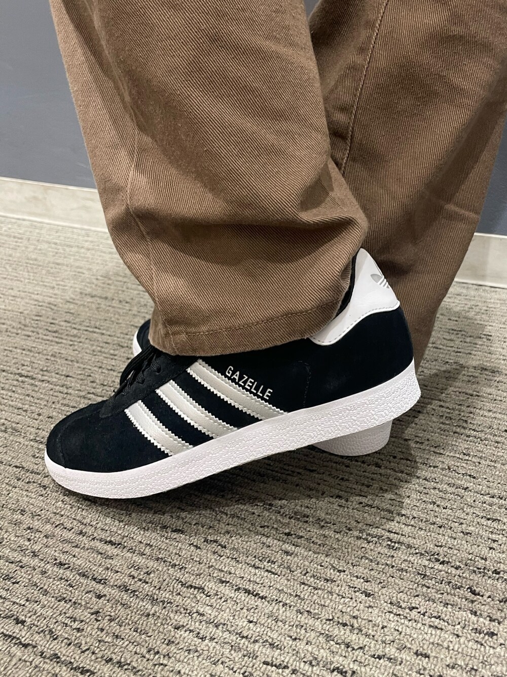 「スニーカー、スタッフコーデ、Tシャツ、adidas、アディダス、adidas originals、アディダスオリジナルス、アディダスコーデ、ガゼル、シュムーフォイル」｜「adidasのガゼル / Gazelle（スニーカー、ブラック系）」を使った、TFさん（レディース・156cm）の秋コーディネートの2枚目の写真