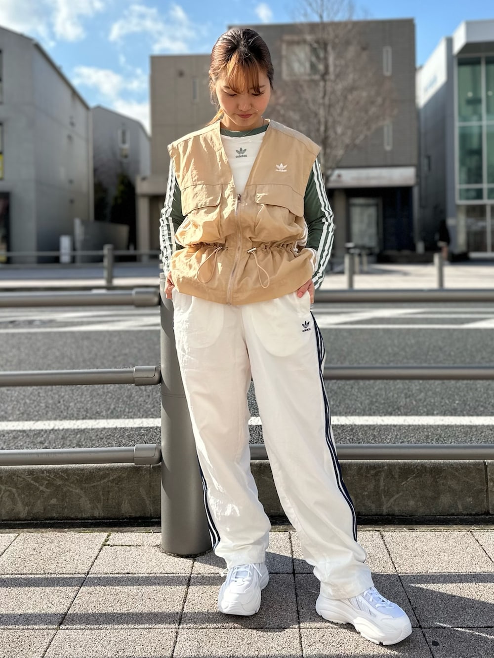 「スニーカー、adidas、ベスト、ジャージ、アディダス、バルーンパンツ、adidas originals、厚底スニーカー、長袖Tシャツ、オズガイア」｜「adidasのベスト / アディダスオリジナルス adidas Originals（ベスト、ベージュ系）」を使った、TFさん（レディース・156cm）の春コーディネートの2枚目の写真