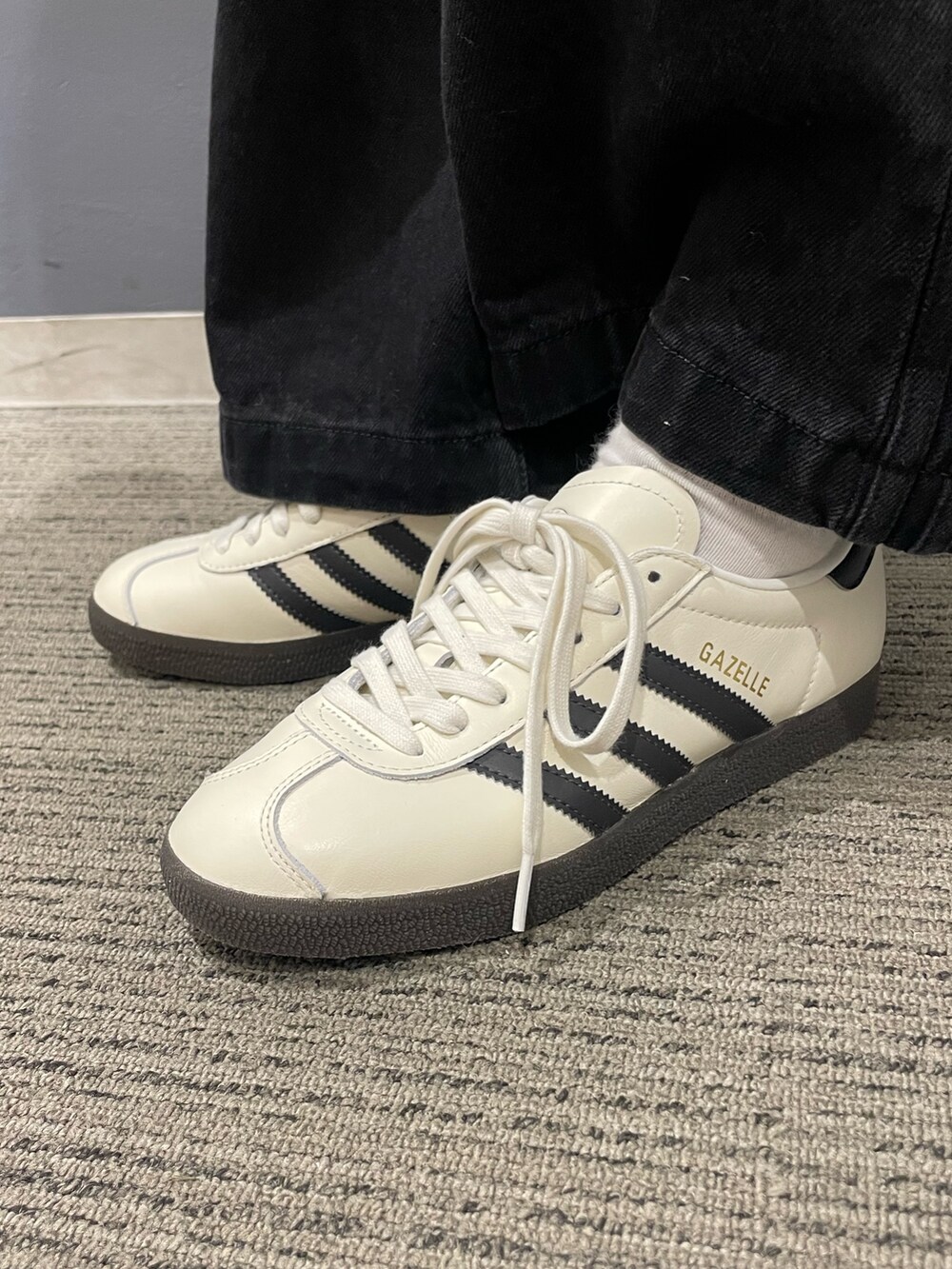 「スニーカー、アウター、ダウンジャケット、ショルダーバッグ、キルティング、adidas、デニムパンツ、adidas originals、ガゼル、クセニア・シュナイダー」｜「adidasのSST エアライナーバッグ / アディダスオリジナルス adidas Originals（ショルダーバッグ、ホワイト系）」を使った、TFさん（レディース・156cm）の冬コーディネートの3枚目の写真