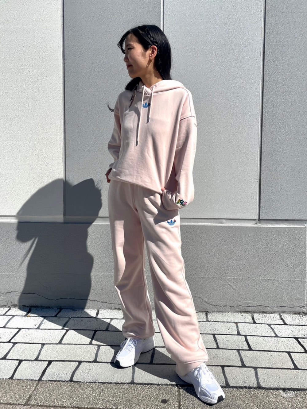 「スニーカー、セットアップ、ピンク、adidas、ジャージ、adidas originals、ASTIR、アディダス オリジナルス × ハローキティ、アスター」｜「adidasのアディダス オリジナルス × ハローキティ パーカー / アディダスオリジナルス adidas Originals（パーカー、ピンク系）」を使った、TFさん（レディース・156cm）の秋コーディネートの2枚目の写真