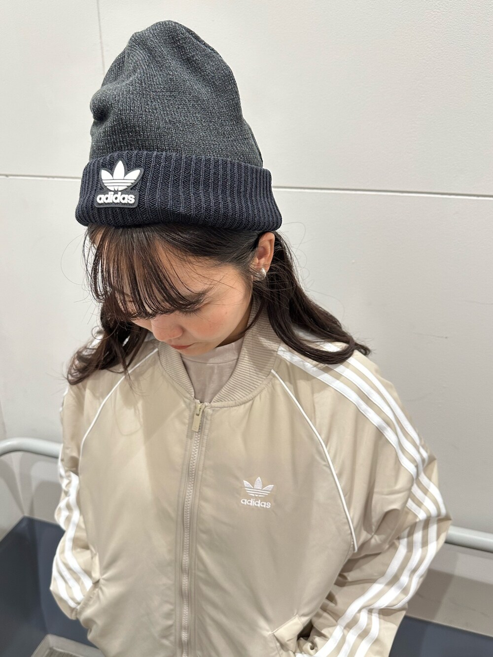 「ジャケット、アウター、adidas、アディダス、ビーニー、厚底シューズ、adidas originals、ボンバージャケット、アディカラー、ガゼル」｜「adidasのガゼルボールド / Gazelle Bold / 厚底スニーカー / アディダスオリジナルス adidas Originals（スニーカー、ブラック系）」を使った、TFさん（レディース・156cm）の秋コーディネートの4枚目の写真