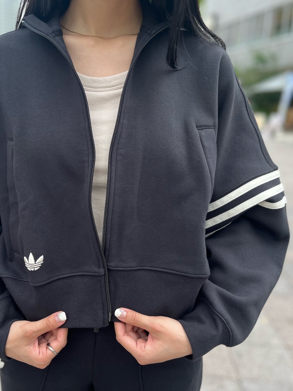 「スニーカー、セットアップ、スタッフコーデ、adidas、ジャージ、アディダス、厚底シューズ、adidas originals、アディダスオリジナルス、アディダスコーデ」｜「adidasのアディカラー Neuclassics トラックパンツ（ジャージ） / アディダスオリジナルス adidas Originals（スウェットパンツ、ブラック系）」を使った、TFさん（レディース・156cm）の夏コーディネートの2枚目の写真