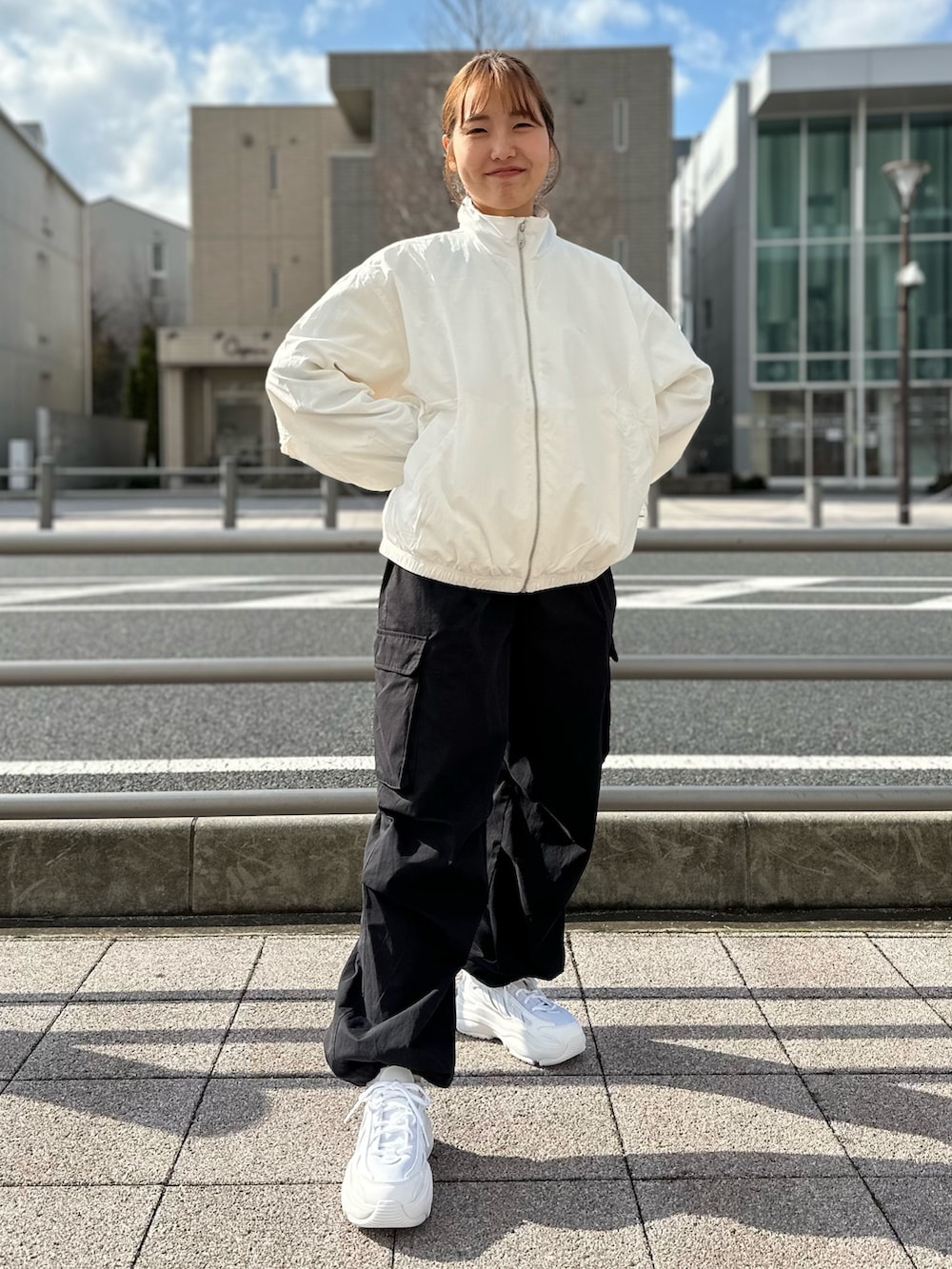 「スニーカー、ジャケット、adidas、ジャージ、アディダス、ナイロンジャケット、adidas originals、厚底スニーカー、ウインドブレーカー、オズガイア」｜「adidasのプレミアム エッセンシャルズ ナイロンウインドブレーカー / アディダスオリジナルス adidas Originals（ナイロンジャケット、ホワイト系）」を使った、TFさん（レディース・156cm）の春コーディネートの2枚目の写真