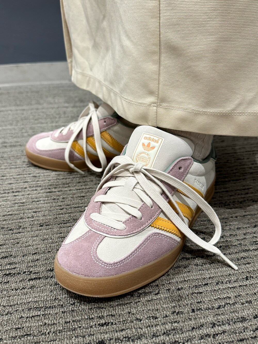 「スニーカー、adidas、フリース、フリースジャケット、adidas originals、ミニバッグ、フルジップ、アディカラー、ガゼル」｜「adidasのアディカラークラシックス トレフォイル テディ フリースジャケット / アディダスオリジナルス adidas Originals（ブルゾン、ベージュ系）」を使った、TFさん（レディース・156cm）の秋コーディネートの3枚目の写真