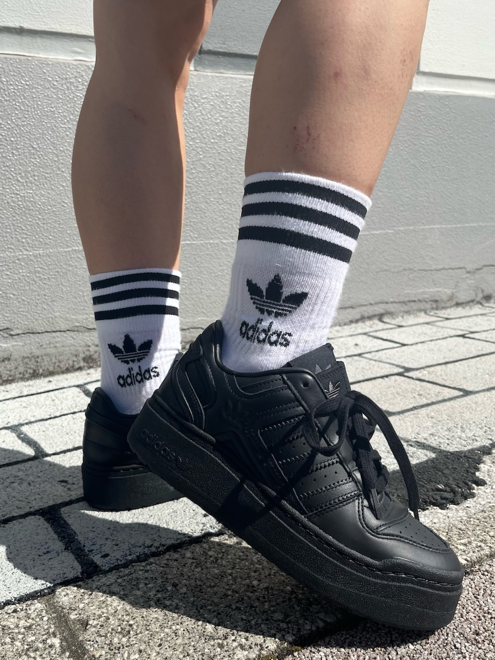 「スニーカー、ブラック、パーカー、adidas、グラフィック、厚底シューズ、adidas originals、アディダスコーデ、フォーラム、クセニア・シュナイダー」｜「adidasのadidas Originals × KSENIASCHNAIDER グラフィックパーカー / アディダスオリジナルス（パーカー、ブラック系）」を使った、TFさん（レディース・156cm）の夏コーディネートの4枚目の写真