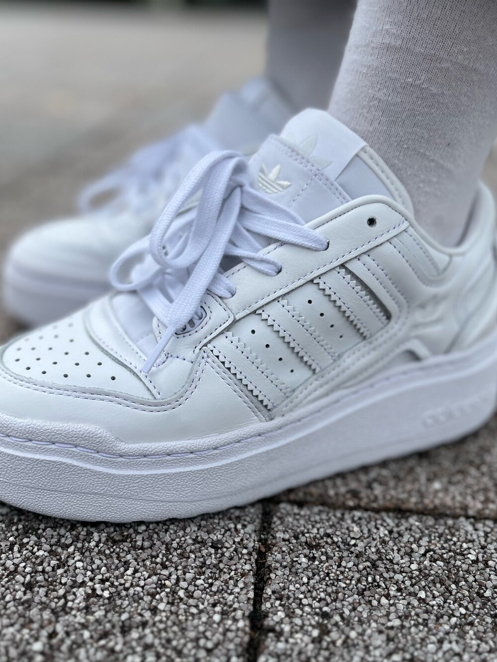 「スニーカー、ワントーンコーデ、adidas、アディダス、スポーツミックス、厚底シューズ、adidas originals、アディダスオリジナルス、淡色コーデ、フォーラム」｜「adidasのアディカラー Neuclassics トラックジャケット（ジャージ） / アディダスオリジナルス adidas Originals（ジャージ、ホワイト系）」を使った、TFさん（レディース・156cm）の夏コーディネートの5枚目の写真