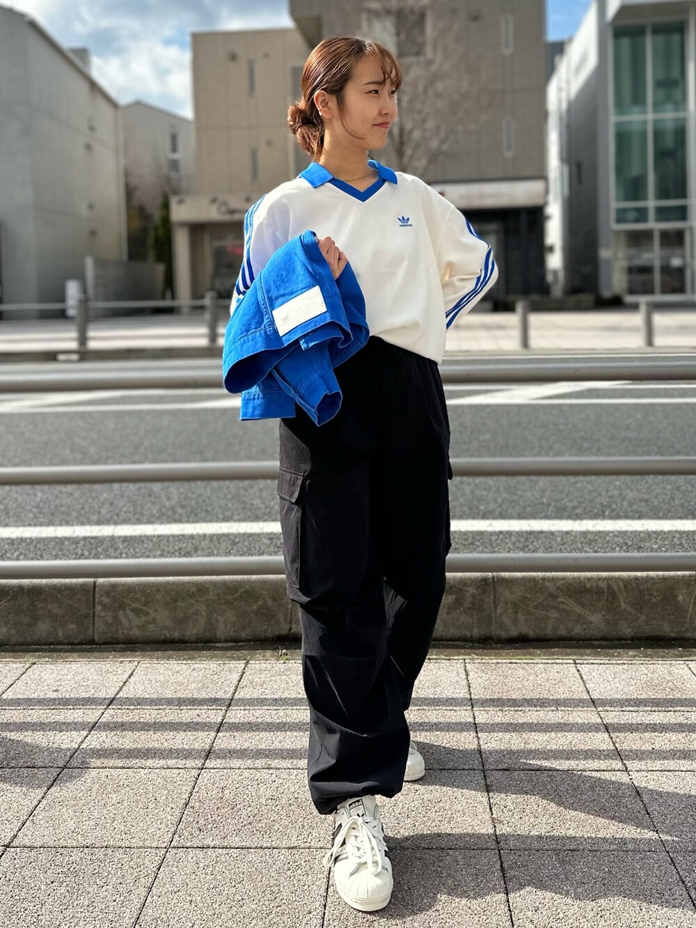 「スニーカー、デニムジャケット、adidas、ロンT、adidas originals、長袖Tシャツ、スーパースター、スリーストライプス、クセニア・シュナイダー」｜「adidasのKSENIASCHNAIDER スリーストライプス ダイドジャケット（デニムジャケット、ブルー系）」を使った、TFさん（レディース・156cm）の春コーディネートの3枚目の写真