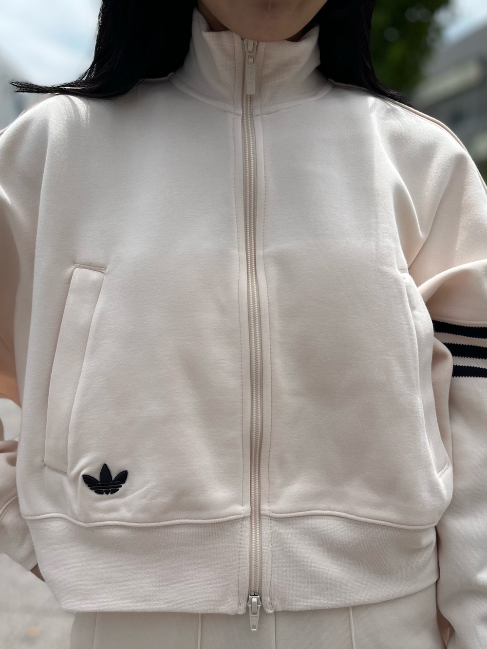 「スニーカー、ワントーンコーデ、adidas、アディダス、スポーツミックス、厚底シューズ、adidas originals、アディダスオリジナルス、淡色コーデ、フォーラム」｜「adidasのアディカラー Neuclassics トラックジャケット（ジャージ） / アディダスオリジナルス adidas Originals（ジャージ、ホワイト系）」を使った、TFさん（レディース・156cm）の夏コーディネートの3枚目の写真