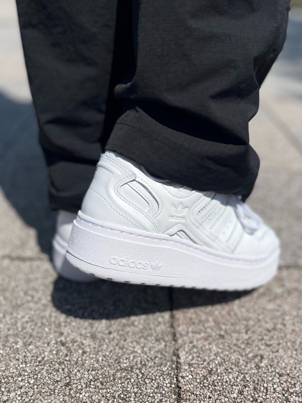 「カジュアル、adidas、モノトーン、カーゴパンツ、アディダス、フェススタイル、厚底シューズ、adidas originals、アディダスオリジナルス、ゆるコーデ」｜「adidasのプレミアム エッセンシャルズ カーゴパンツ / アディダスオリジナルス adidas Originals（カーゴパンツ、ブラック系）」を使った、TFさん（レディース・156cm）の夏コーディネートの6枚目の写真