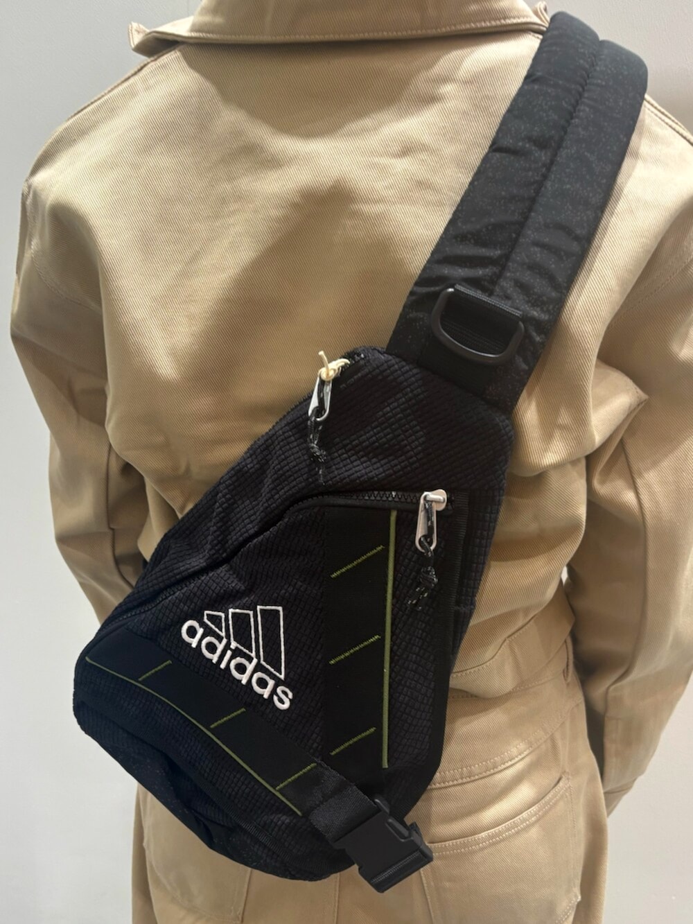 「ショルダーバッグ、ジョーツ、ショートパンツ、デニム、スニーカー、adidas、adidas originals、アディダス、アディダスオリジナルス、セットアップ、サンバ」｜「adidasのAdilenium シーズン 4 キャップ / アディダスオリジナルス adidas Originals（キャップ、ブラック系）」を使った、TFさん（レディース・156cm）の秋コーディネートの5枚目の写真