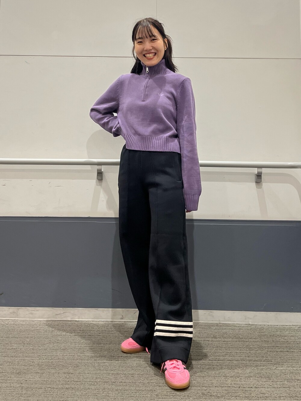 「ニット、adidas、ジャージ、アディダス、ワイドパンツ、トラックパンツ、adidas originals、ハーフジップ、アディカラー」｜「adidasのアディカラー Neuclassics トラックパンツ（ジャージ） / アディダスオリジナルス adidas Originals（スウェットパンツ、ブラック系）」を使った、TFさん（レディース・156cm）の秋コーディネートの2枚目の写真