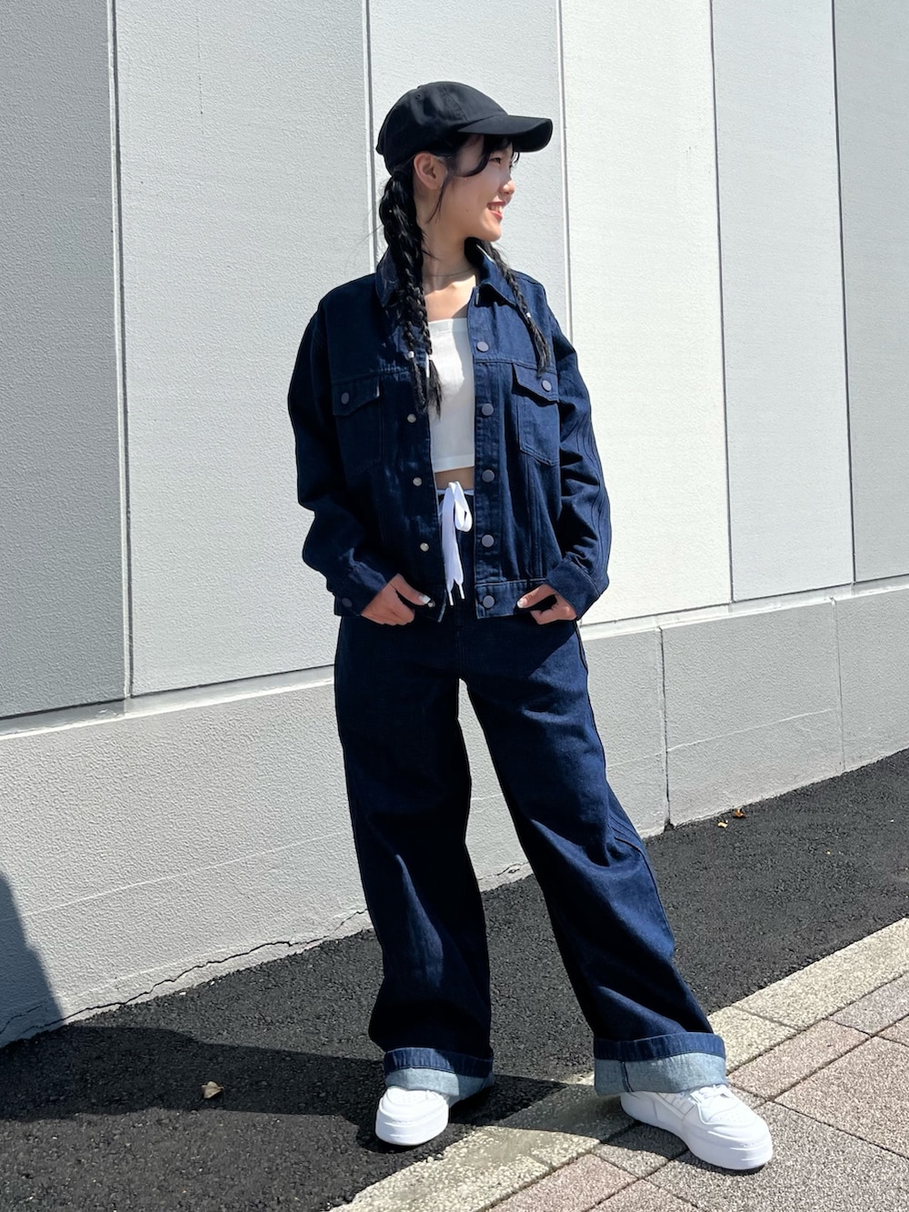 「デニム、セットアップ、デニムジャケット、adidas、デニムパンツ、厚底シューズ、adidas originals、フォーラム、KseniaSchnaider、クセニア・シュナイダー」｜「adidasのadidas × KSENIASCHNAIDER デニムジャケット（デニムジャケット、ブルー系）」を使った、TFさん（レディース・156cm）の夏コーディネートの2枚目の写真