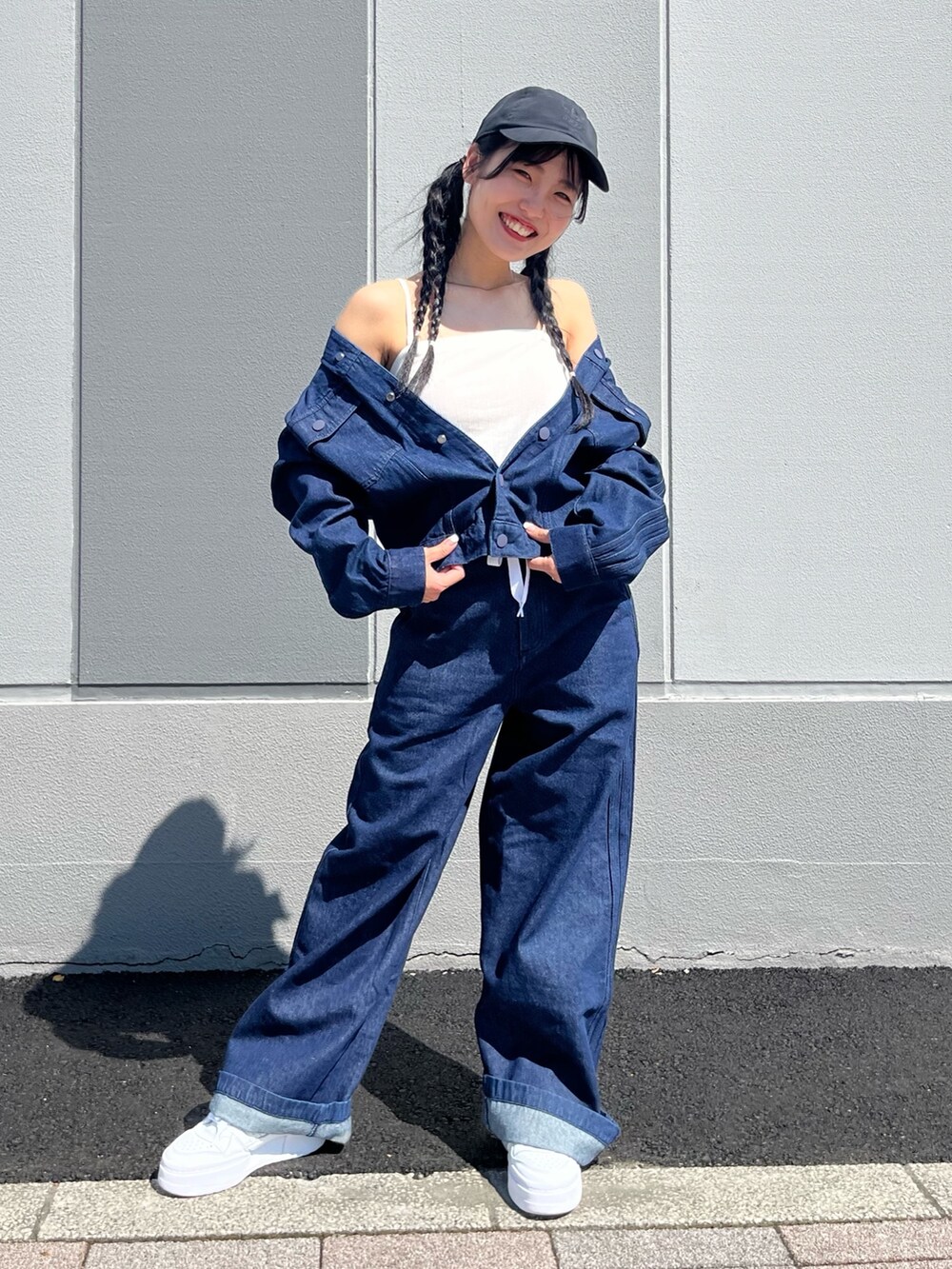 「デニム、セットアップ、デニムジャケット、adidas、デニムパンツ、厚底シューズ、adidas originals、フォーラム、KseniaSchnaider、クセニア・シュナイダー」｜「adidasのadidas × KSENIASCHNAIDER デニムジャケット（デニムジャケット、ブルー系）」を使った、TFさん（レディース・156cm）の夏コーディネートの3枚目の写真